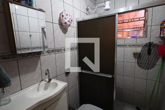 Banheiro de casa à venda com 2 quartos, 125m² em Veloso, Osasco
