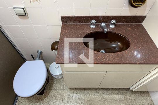 Banheiro e Área de serviço de kitnet/studio para alugar com 1 quarto, 30m² em Gonzaga, Santos