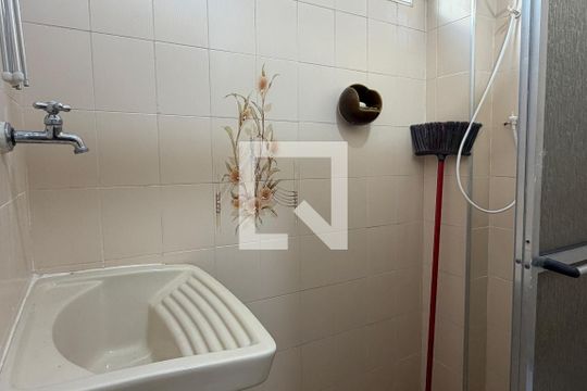 Banheiro e Área de serviço de kitnet/studio para alugar com 1 quarto, 30m² em Gonzaga, Santos