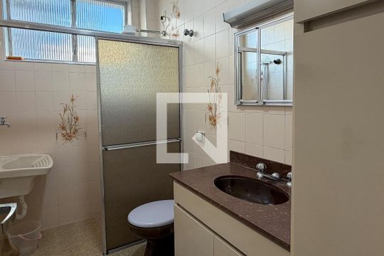 Banheiro e Área de serviço de kitnet/studio para alugar com 1 quarto, 30m² em Gonzaga, Santos