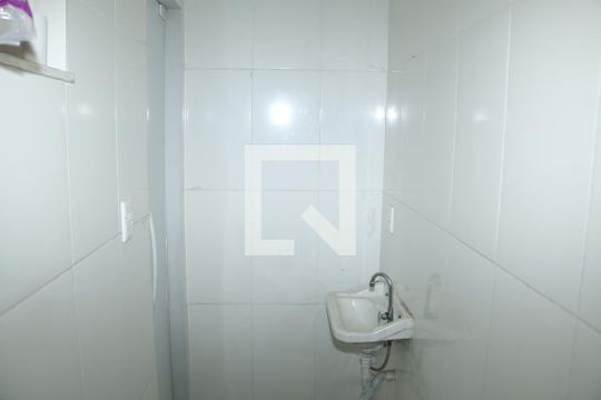 Banheiro de apartamento para alugar com 1 quarto, 40m² em Kennedy, Nova Iguaçu