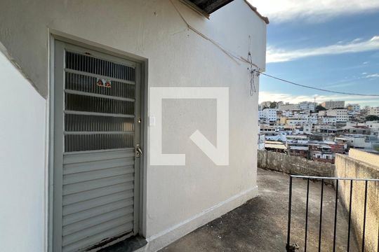 Porta de entrada pela Sala de casa para alugar com 3 quartos, 78m² em Manoel Honório, Juiz de Fora