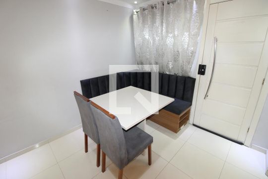 Sala de casa de condomínio para alugar com 2 quartos, 58m² em Vila Carmosina, São Paulo