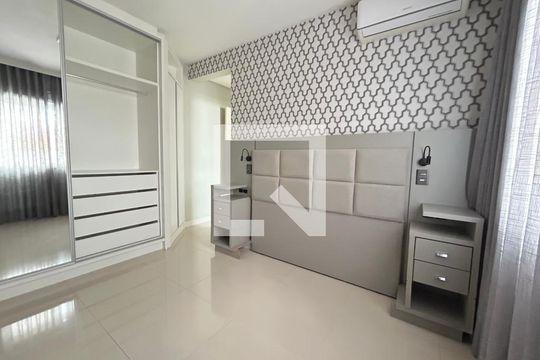 Suíte  de apartamento para alugar com 2 quartos, 77m² em Barreiros, São José