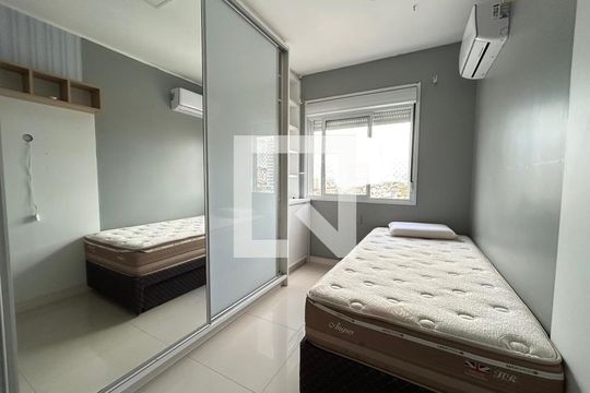 Quarto  de apartamento para alugar com 2 quartos, 77m² em Barreiros, São José