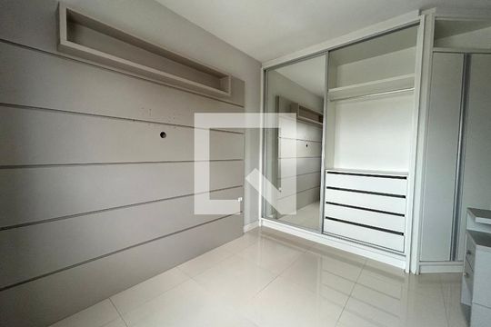 Suíte  de apartamento para alugar com 2 quartos, 77m² em Barreiros, São José