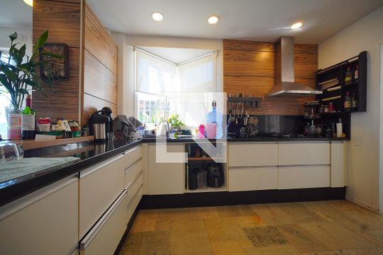 Casa para alugar com 3 quartos, 300m² em Centro, Florianópolis