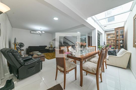 Sala de casa à venda com 3 quartos, 250m² em Jardim Casablanca, São Paulo