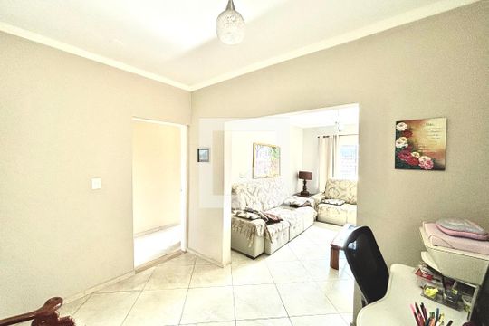 Escritório de casa para alugar com 3 quartos, 120m² em Jardim Lajeado, Ferraz de Vasconcelos