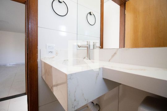 Banheiro da Suíte 1 de apartamento para alugar com 2 quartos, 65m² em Conjunto 21, Brasília