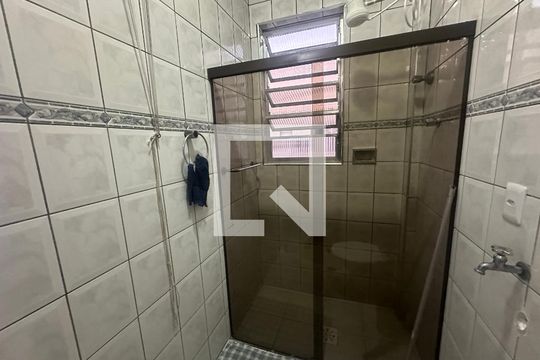 Banheiro de apartamento para alugar com 1 quarto, 32m² em Centro, São Vicente