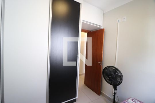 Quarto 1 de apartamento para alugar com 2 quartos, 45m² em Santa Mônica, Uberlândia