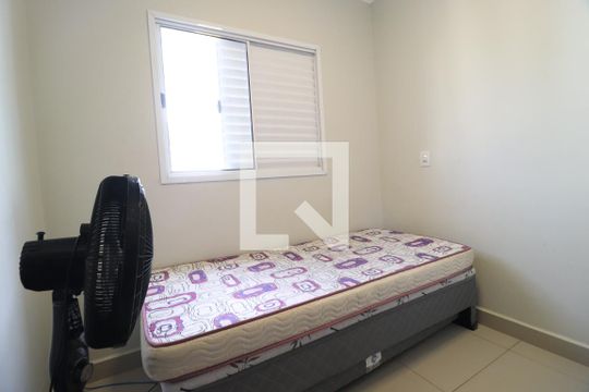Quarto 1 de apartamento para alugar com 2 quartos, 45m² em Santa Mônica, Uberlândia
