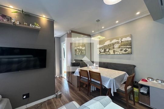 Sala de apartamento para alugar com 1 quarto, 50m² em Jardim Tupanci, Barueri