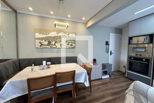 Sala de apartamento para alugar com 1 quarto, 50m² em Jardim Tupanci, Barueri