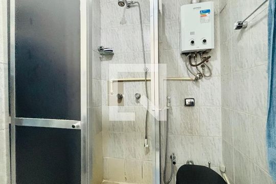 Banheiro social de apartamento para alugar com 3 quartos, 85m² em Copacabana, Rio de Janeiro