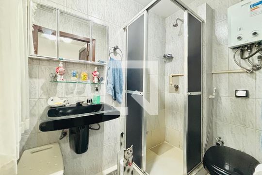 Banheiro social de apartamento para alugar com 3 quartos, 85m² em Copacabana, Rio de Janeiro
