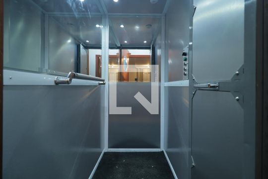 Elevador de casa para alugar com 3 quartos, 163m² em Liberdade, São Paulo