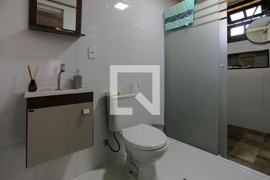 Banheiro de casa para alugar com 3 quartos, 79m² em Conjunto Habitacional Sao Sebastiao, Mogi das Cruzes