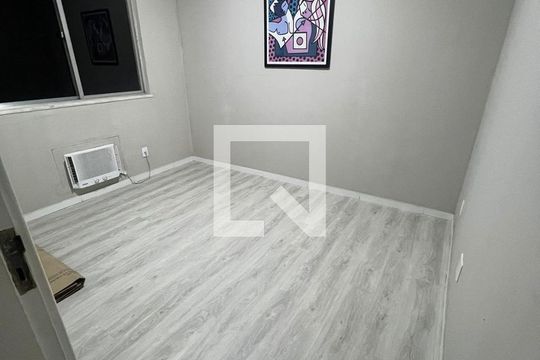 Quarto de apartamento para alugar com 3 quartos, 68m² em Vila Valqueire, Rio de Janeiro