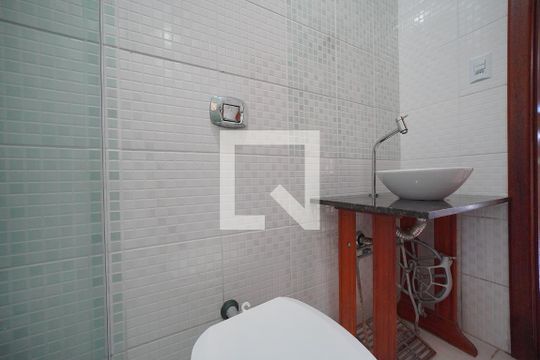 Banheiro de casa para alugar com 2 quartos, 75m² em Real Parque, São José