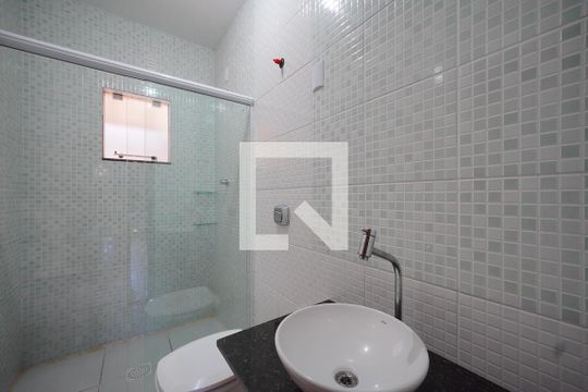 Banheiro de casa para alugar com 2 quartos, 75m² em Real Parque, São José