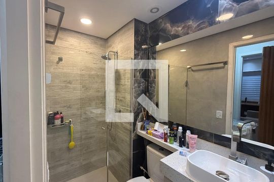 Banheiro de apartamento para alugar com 2 quartos, 55m² em Vila Santa Maria, Poá