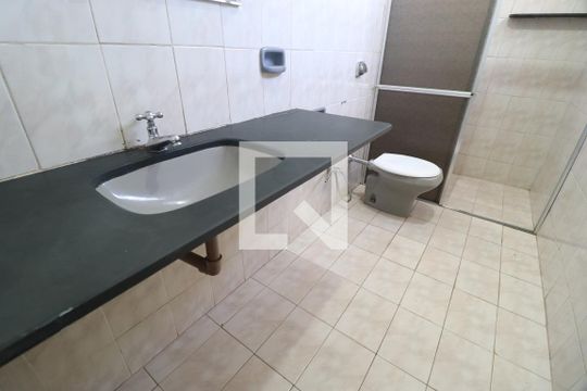 Banheiro de kitnet/studio para alugar com 1 quarto, 40m² em Pacaembu, Uberlândia