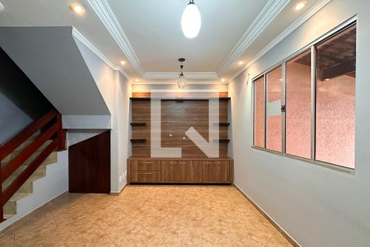 Sala de casa de condomínio para alugar com 3 quartos, 77m² em Jardim das Quatro Marias, São Bernardo do Campo