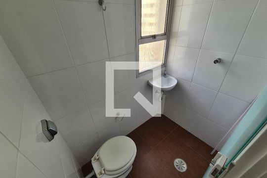 Banheiro de apartamento à venda com 1 quarto, 136m² em Real Parque, São Paulo