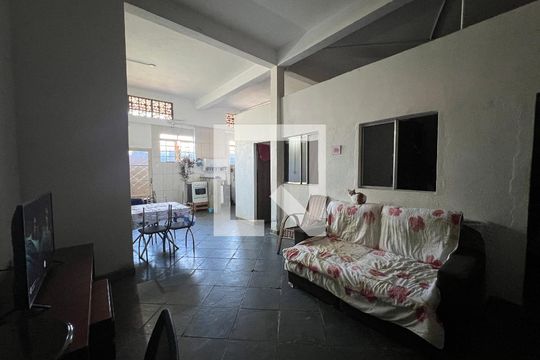 Casa para alugar com 7 quartos, 300m² em Nacional, Contagem