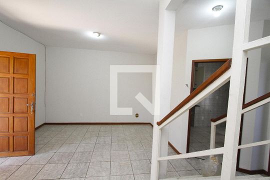 Sala de casa para alugar com 3 quartos, 120m² em Alto Caiçaras, Belo Horizonte