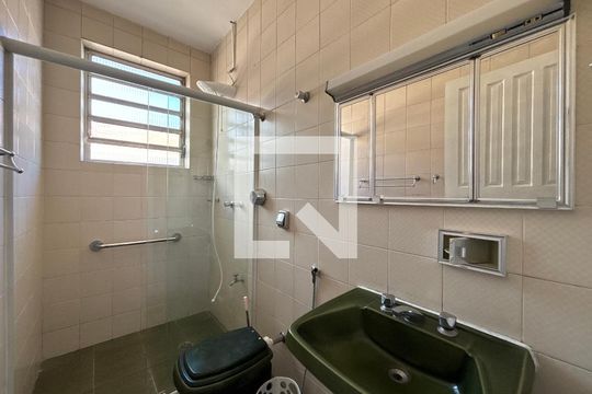Banheiro de kitnet/studio para alugar com 1 quarto, 25m² em Pinheiros, São Paulo