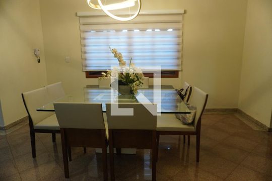 Casa à venda com 4 quartos, 328m² em Jardim Nossa Senhora do Carmo, São Paulo