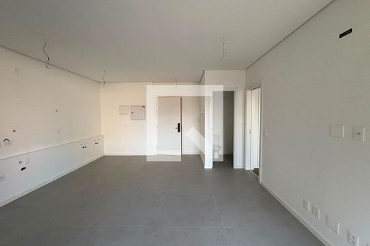 Sala / Cozinha de apartamento à venda com 1 quarto, 55m² em Centro, Curitiba