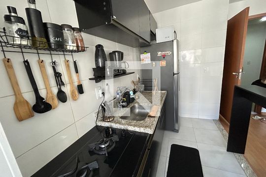 Cozinha de apartamento para alugar com 2 quartos, 47m² em Água Santa, Rio de Janeiro