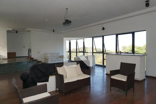 Sala de TV de casa de condomínio para alugar com 6 quartos, 3000m² em Jardim Iolanda, Embu das Artes