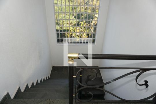 Escada de casa de condomínio para alugar com 6 quartos, 3000m² em Jardim Iolanda, Embu das Artes