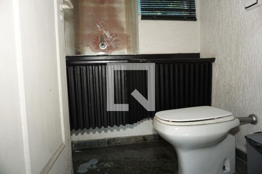 Banheiro 1 de casa de condomínio para alugar com 6 quartos, 3000m² em Jardim Iolanda, Embu das Artes