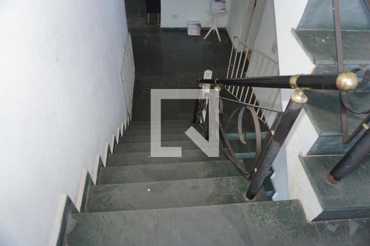 Escada de casa de condomínio para alugar com 6 quartos, 3000m² em Jardim Iolanda, Embu das Artes