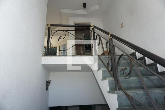 Escada de casa de condomínio para alugar com 6 quartos, 3000m² em Jardim Iolanda, Embu das Artes