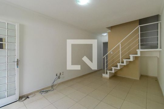 Sala de casa de condomínio para alugar com 2 quartos, 71m² em Jardim Maranhao, Cotia