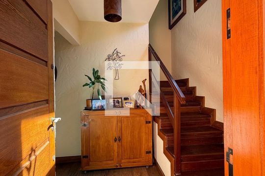 Corredor de casa para alugar com 3 quartos, 300m² em Itaipu, Niterói