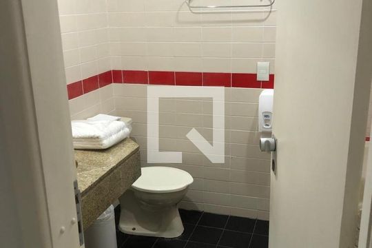 Banheiro de kitnet/studio à venda com 1 quarto, 61m² em Centro, Curitiba