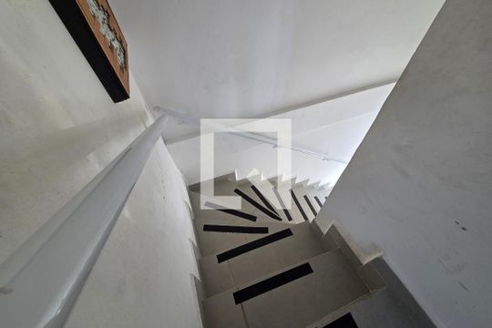 Escada de casa de condomínio para alugar com 2 quartos, 70m² em Maracanã, Praia Grande