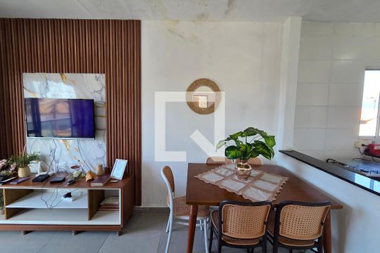 Sala de casa de condomínio para alugar com 2 quartos, 70m² em Maracanã, Praia Grande