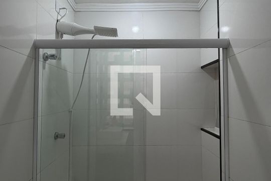 Banheiro de kitnet/studio para alugar com 1 quarto, 35m² em Embaré, Santos