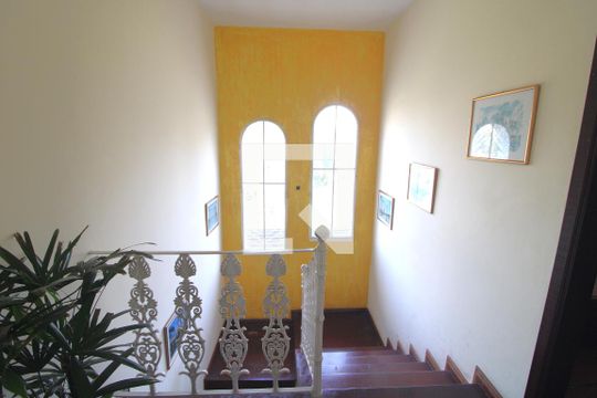 Escada de casa para alugar com 4 quartos, 409m² em Vila Campo Grande, São Paulo