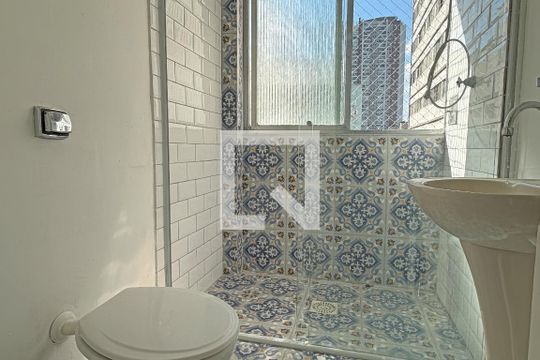 Banheiro de apartamento para alugar com 1 quarto, 47m² em Itararé, Santos