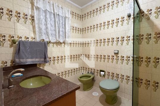 Banheiro de apartamento para alugar com 1 quarto, 68m² em José Menino, Santos